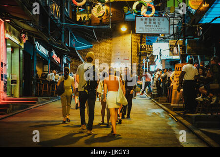 14. Juli 2017, Lan Kwai Fong, Hongkong, China: Geschäftsleute treffen in Bar zur Happy Hour Stockfoto