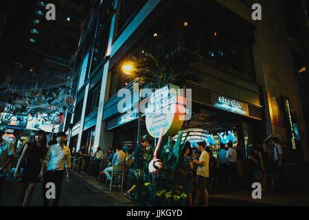 14. Juli 2017, Lan Kwai Fong, Hongkong, China: Geschäftsleute treffen in Bar zur Happy Hour Stockfoto