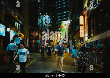 14. Juli 2017, Lan Kwai Fong, Hongkong, China: Geschäftsleute treffen in Bar zur Happy Hour Stockfoto