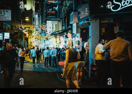 14. Juli 2017, Lan Kwai Fong, Hongkong, China: Geschäftsleute treffen in Bar zur Happy Hour Stockfoto