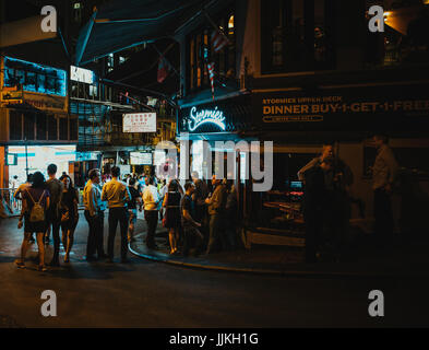 14. Juli 2017, Lan Kwai Fong, Hongkong, China: Geschäftsleute treffen in Bar zur Happy Hour Stockfoto