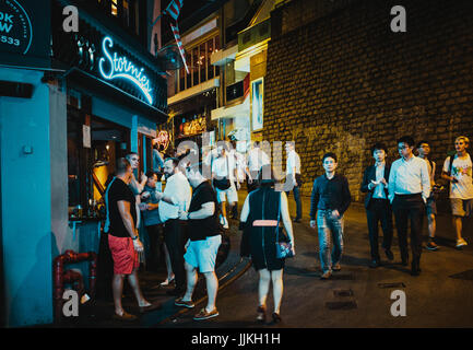 14. Juli 2017, Lan Kwai Fong, Hongkong, China: Geschäftsleute treffen in Bar zur Happy Hour Stockfoto