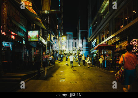 14. Juli 2017, Lan Kwai Fong, Hongkong, China: Geschäftsleute treffen in Bar zur Happy Hour Stockfoto