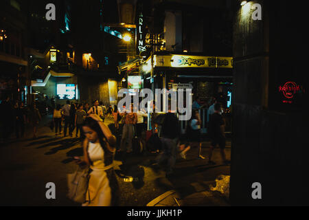 14. Juli 2017, Lan Kwai Fong, Hongkong, China: Geschäftsleute treffen in Bar zur Happy Hour Stockfoto