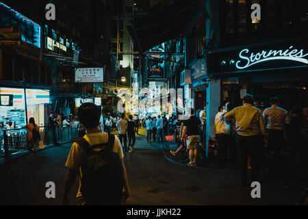 14. Juli 2017, Lan Kwai Fong, Hongkong, China: Geschäftsleute treffen in Bar zur Happy Hour Stockfoto