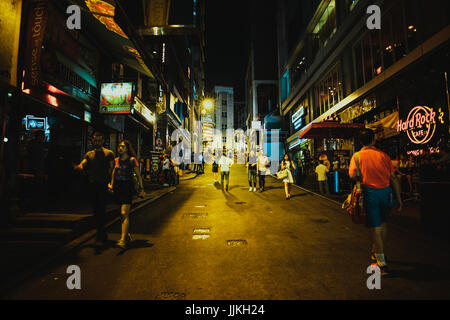 14. Juli 2017, Lan Kwai Fong, Hongkong, China: Geschäftsleute treffen in Bar zur Happy Hour Stockfoto