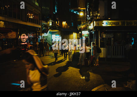 14. Juli 2017, Lan Kwai Fong, Hongkong, China: Geschäftsleute treffen in Bar zur Happy Hour Stockfoto