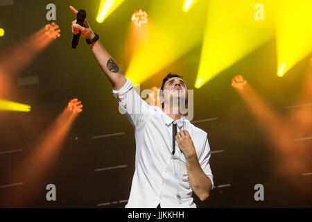 Locarno, Schweiz. 18. Juli 2017. Der Schweizer Sänger Jan Dettwyler bekannt auf der Bühne, als sieben live auf der Bühne in Piazza Grande während führt der "Mond & Stockfoto