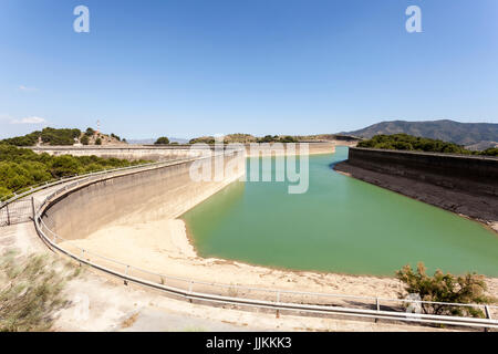 Wasser-Reservoir für das Wasserkraftwerk El Chorro nahe der Stadt Alora. Provinz Malaga Spanien Stockfoto