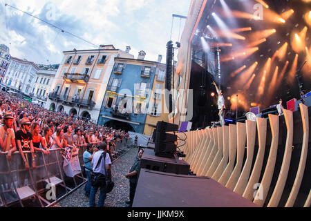 Locarno, Schweiz. 18. Juli 2017. Der Schweizer Sänger Jan Dettwyler bekannt auf der Bühne, als sieben live auf der Bühne in Piazza Grande während führt der "Mond & Stockfoto