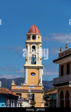 Das ehemalige Kloster DE SAN FRANCISCO ASIS ist heute das MUSEO NACIONAL DE LA LUCHA CONTRA BANDIDOS mit seinem Glockenturm - TRINIDAD, Kuba Stockfoto