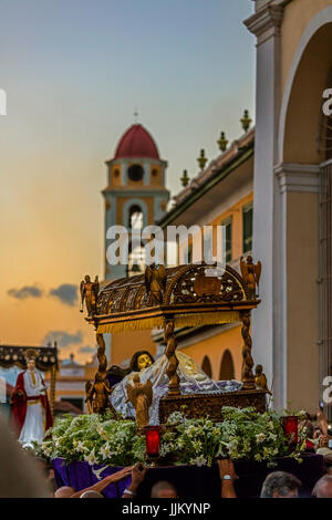 Während Ostern SEMANA SANTA genannt sind religiöse Statuen durch die Stadt in der Dämmerung - TRINIDAD, Kuba vorgeführt. Stockfoto