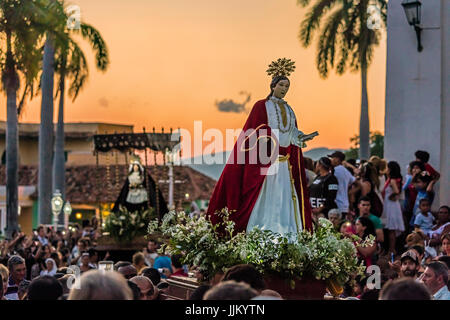 Während Ostern SEMANA SANTA genannt sind religiöse Statuen durch die Stadt in der Dämmerung - TRINIDAD, Kuba vorgeführt. Stockfoto