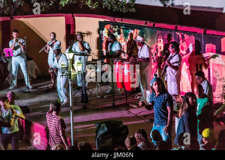 Eine SALSA-BAND unterhält Touristen in der CASA MUSICA - TRINIDAD, Kuba Stockfoto