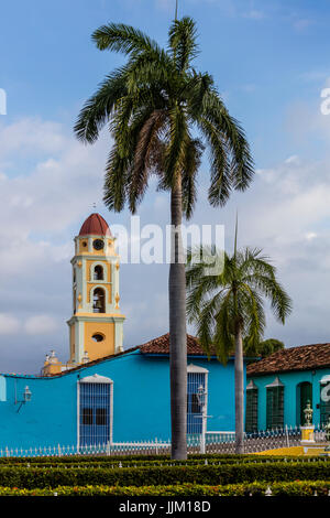 Der Glockenturm des MUSEO NACIONAL DE LA LUCHA CONTRA BANDIDOS von der PLAZA MAYOR - TRINIDAD, Kuba Stockfoto