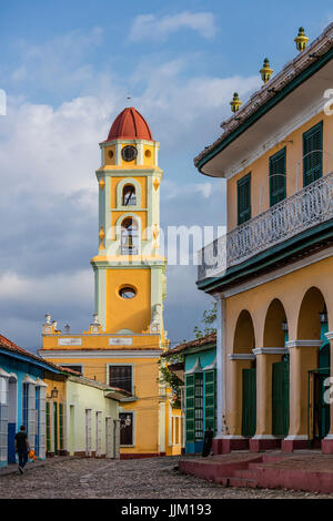 Das ehemalige Kloster DE SAN FRANCISCO ASIS ist heute das MUSEO NACIONAL DE LA LUCHA CONTRA BANDIDOS mit seinem Glockenturm - TRINIDAD, Kuba Stockfoto