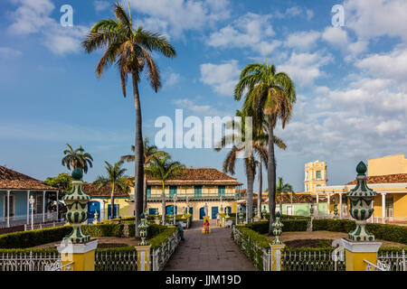 Die PLAZA MAYOR ist umgeben von historischen Gebäuden im Herzen der Stadt - TRINIDAD, Kuba Stockfoto