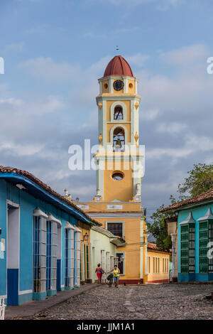 Das ehemalige Kloster DE SAN FRANCISCO ASIS ist heute das MUSEO NACIONAL DE LA LUCHA CONTRA BANDIDOS mit seinem Glockenturm - TRINIDAD, Kuba Stockfoto