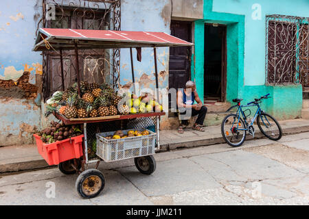 Obst wird von Wagen auf der Straße - TRINIDAD, Kuba verkauft. Stockfoto