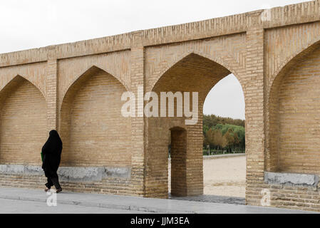 Verschleierte Passagier auf Siosepol Brücke Gehweg, Isfahan, Iran Stockfoto