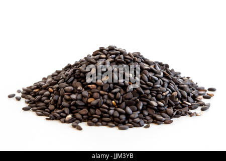Haufen schwarzer Sesam, isoliert auf weiss. Stockfoto