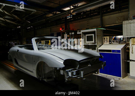 Eine verlassene MG TF Sportwagen am Fließband in der alten verlassenen MG Rover Auto Fabrik in Longbridge, Birmingham, UK im Jahr 2007 verlassen. Stockfoto