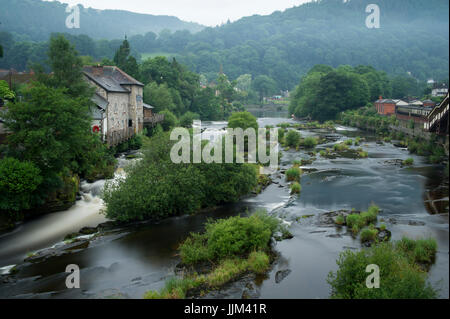 Fluss Dee fließt durch die Stadt von Llangollen. Wales, Großbritannien Stockfoto