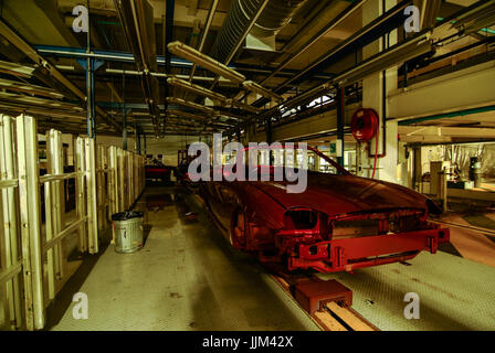 Eine verlassene MG TF Sportwagen am Fließband in der alten verlassenen MG Rover Auto Fabrik in Longbridge, Birmingham, UK im Jahr 2007 verlassen. Stockfoto