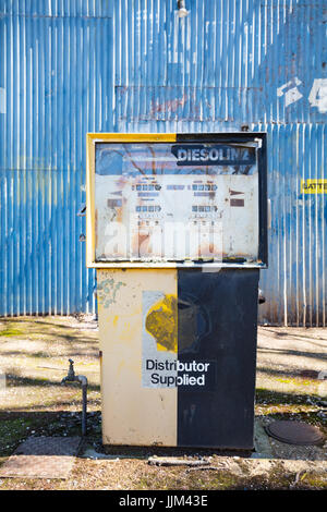 Eine verlassene Tankstelle und Bowsers in Newstead, Victoria, Australien Stockfoto