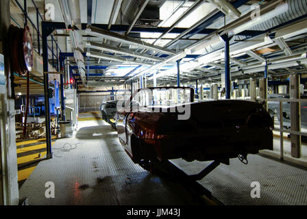 Eine verlassene MG TF Sportwagen am Fließband in der alten verlassenen MG Rover Auto Fabrik in Longbridge, Birmingham, UK im Jahr 2007 verlassen. Stockfoto