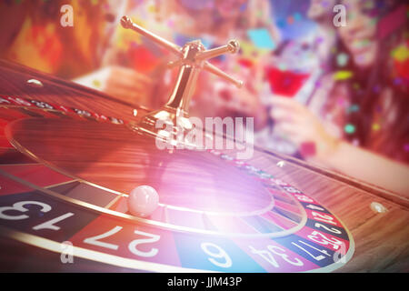 Zusammengesetztes Bild der happy Friends mit cocktails Stockfoto