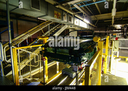 Eine verlassene MG TF Sportwagen am Fließband in der alten verlassenen MG Rover Auto Fabrik in Longbridge, Birmingham, UK im Jahr 2007 verlassen. Stockfoto