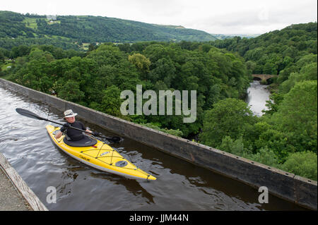 Ein Mann genießen den Blick beim Kajakfahren über das Pontcysylite-Aquädukt am Llangollen Kanal in der Nähe von Trevor in Wales Stockfoto