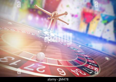 Zusammengesetztes 3D-Bild des Mittelteils des Barkeeper cocktail servieren und martini Stockfoto