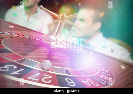 Zusammengesetztes Bild 3d Bild der Kugel auf hölzernen Roulette-Rad Stockfoto