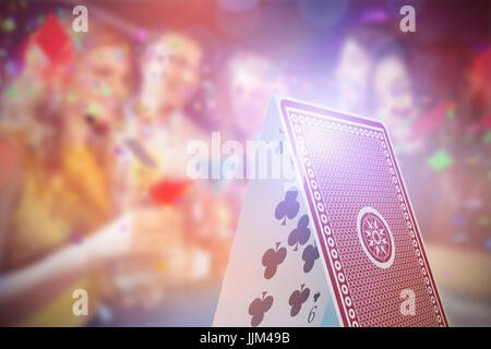 Zusammengesetztes 3D-Bild der happy Friends mit cocktails Stockfoto