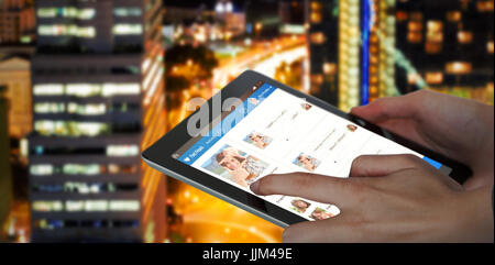 Zusammengesetztes 3D-Bild Nahaufnahme der Geschäftsfrau hält digital-Tablette Stockfoto