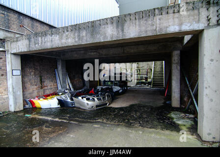 Ersatzteile Stoßstangen außerhalb innerhalb der verlassenen MG Rover Automobilfabrik in Longbridge, Birmingham, UK im Jahr 2007. Stockfoto