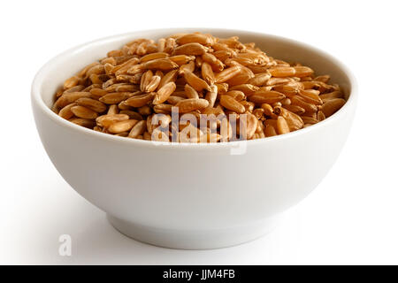 Kamut Weizenkörner in weiße Keramikschale, isoliert auf weiss. Stockfoto