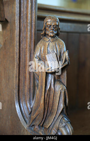 Geschnitzte hölzerne Pew Ende Abbildung, Huntingfield Kirche, Suffolk, England, UK Stockfoto