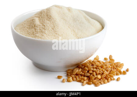 Weißes Mehl in weiße Keramikschale, isoliert auf weiss. Neben Dinkel Grütze. Stockfoto