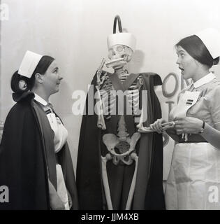 "Ist es immer noch am Leben?" der 60er Jahre, England, in einem Krankenhaus, einem weiblichen Krankenschwester vorgibt, der Puls des Lebens größe Modell Skelett mit einer Krankenschwester Umhang und Hut bekleidet zu überprüfen und mit einem Sandwich in den Mund. Bild wurde für eine lokale Papier Bewußtsein über die niedrigen Löhne für Krankenschwestern zu erhöhen. Stockfoto