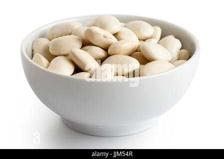 Trocknen Sie Butter Bohnen in weißer Keramik Schüssel isoliert auf weiss. Stockfoto