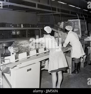 Arbeitnehmer bei der Peek-Frean Produktionsunternehmen in Bermondsey, Süd-London, England, der 1970er Jahre berühmt Frau Peek vorgekochte Christmas Puddings produziert, während WW1. Stockfoto