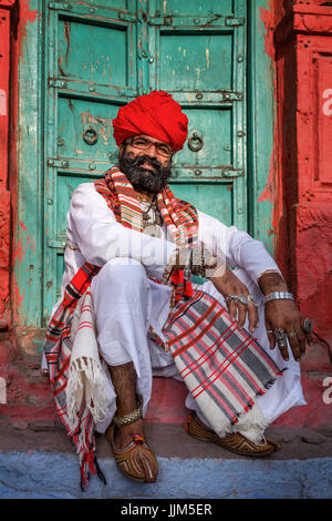 Mann aus Rajasthan in traditionelle indische Kleidung, Jodhpur, Rajasthan, Indien Stockfoto
