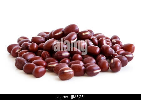 Haufen trockenen Adzuki Bohnen isoliert auf weiss. Stockfoto