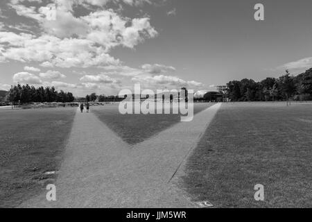 Gehwege auf dem Plateau Ehrenbreitstein in Koblenz, Deutschland mit der Festung und der Cable Car Station im Hintergrund Stockfoto