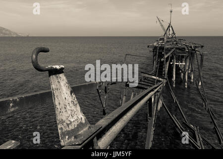 Verlassenen Pier am Xeros alte Bergbau Port, Zypern in schwarz und weiß und Landschaft-format Stockfoto
