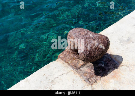 Rostiges Eisen Festmacher Poller nahe am Meer Stockfoto