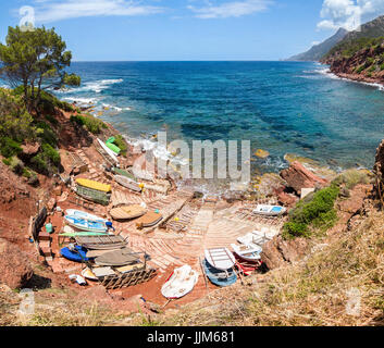 Kleiner Hafen mit Fischerbooten. Blick auf das Meer und die Berge. Stockfoto